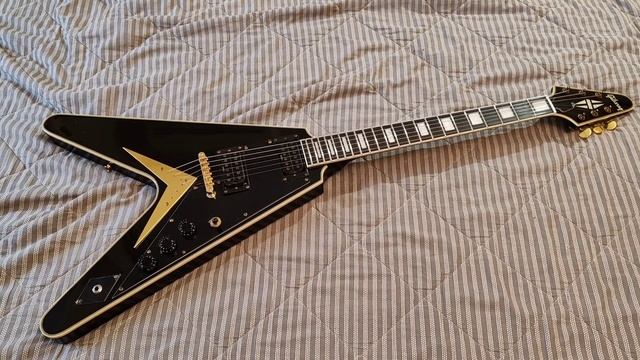 Полный обзор сборки и звука доработанной китайской реплики Gibson Flying-V, звучки Ibanez QM1, QM2