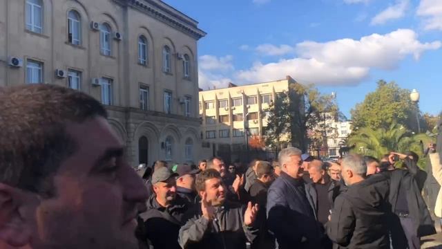 В Абхазии протестующие спиливают забор у парламента и продолжают требовать отставки президента !!!