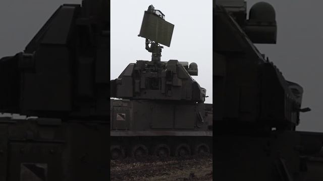 зенитчики сканируют небо зрк.Тор