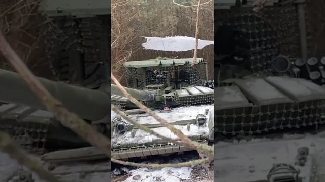 танкисты паркуют свою боевую машину