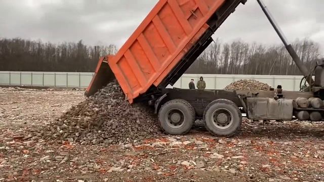 Устройство площадки в основании Бой кирпича , вторичный щебень