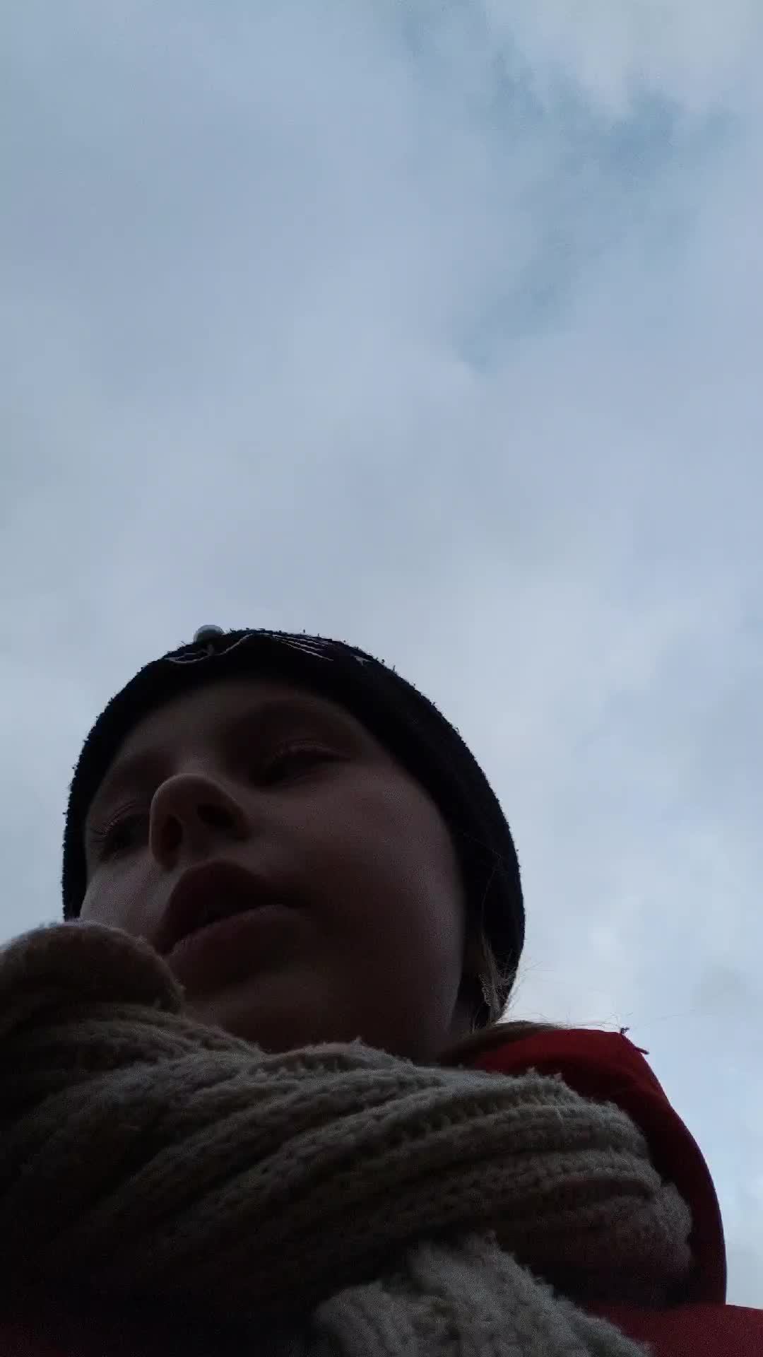 р
