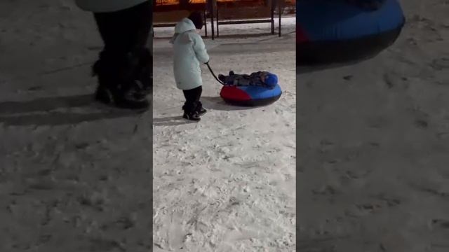 Ника возит Стëпу на плюшке!