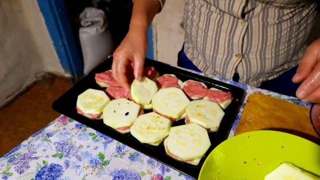 Запечённые кабачки с фаршем в духовке.