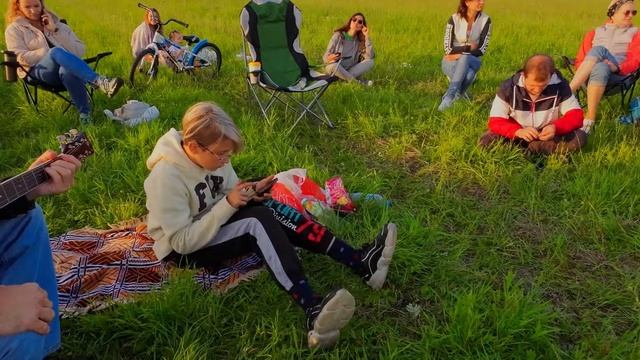 Музыканты-любители собираются петь песни в полях - 3.