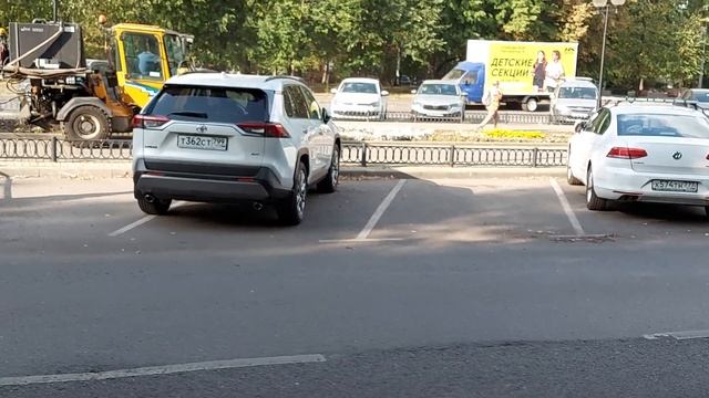 Один поливает второй снимает наша ненормальная реальность...