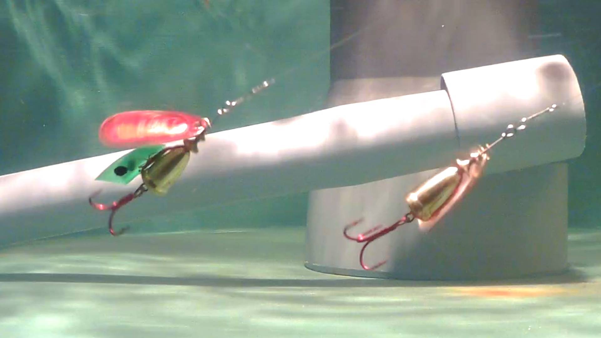 Вертушка с крыльями от перекручивания лески