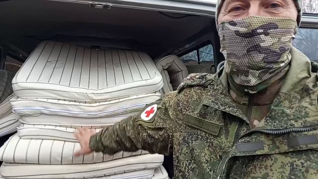 К нам  приехали военные медики 🥰
Накормили, передали матрасы в полевой госпиталь, воду питьевую.