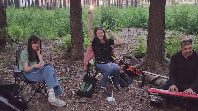 Музыканты-любители поют песни в лесу - 1