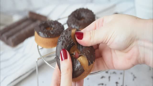 ПРИГОТОВЛЕННЫЕ в микроволновой печи пончики с 3 ингредиентами 🍩