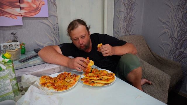 Не растет толком ничего на грядках в огороде показываю что на них Ужинаю домашней пиццей ДЕРЕВНЯ