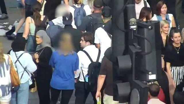 Лондонские полицейские под прикрытием повязали телефонного вора в толпе (2024 год)