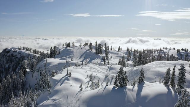 Снежные холмы с облаками.