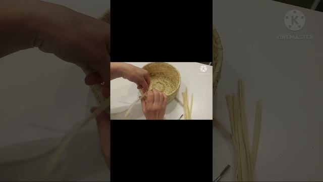 Корзина из кукурузной листвы .