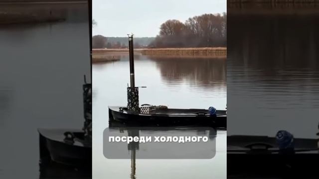 Мужчина бороздит по Казанке на необычной лодке