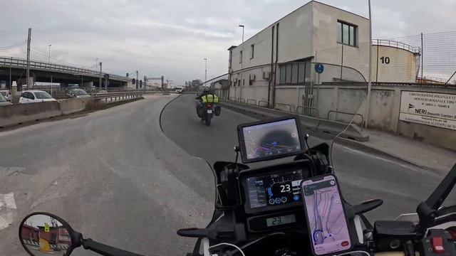 Вдоль берега моря зимой на мотоцикле. От Пизы до прибрежного города Ливорно.