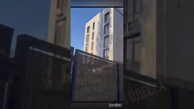 В Одессе, судя по всему, очередной самострел. Ракета ЗРК Patriot влетела в жилой дом...