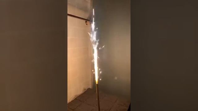 Свечи в торт -Favorite Pyro Group-TKF359- дл 25 см. - вр раб 60сек. - высота искр 55см. -в упак 4 шт