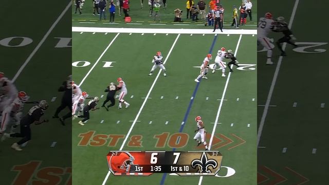 David Njoku catches for a 17-yard Gain vs. New Orleans Saints
