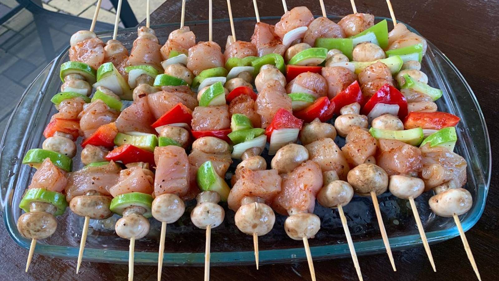 КУРИНЫЕ ШАШЛЫКИ НА УГЛЯХ. ВКУСНО И ПРОСТО .