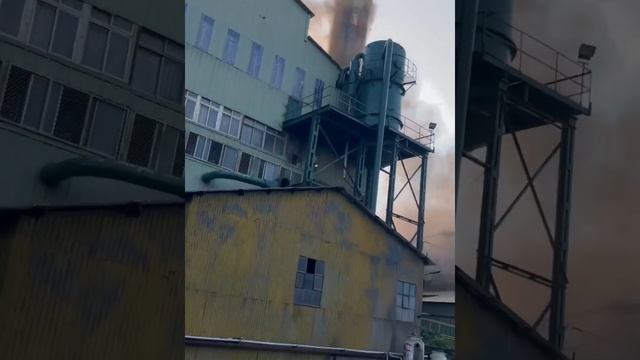 Обрушение заводской трубы во время землетрясения на Тайване, 3 апреля 2024