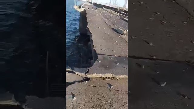 Повреждения дамбы Кременчугской ГЭС после ракетного прилета 17 ноября.