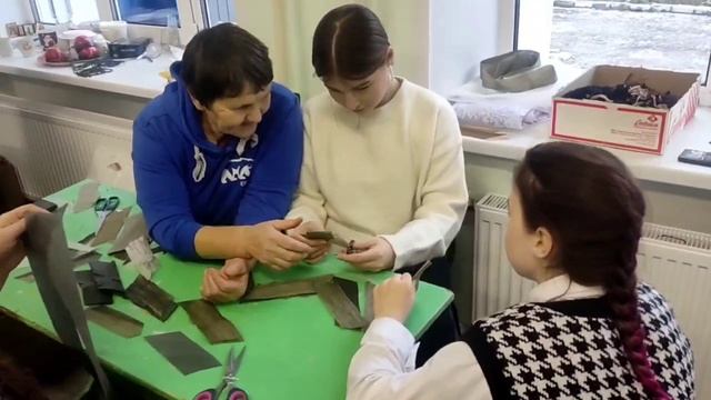 Наши школьники сегодня в очередной раз побывали в центре плетения маскировочных сетей.