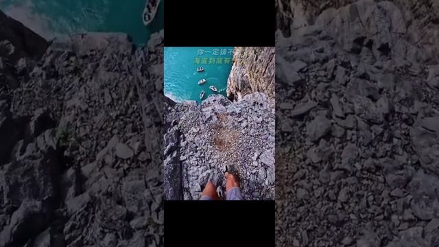 Захватывающий прыжок со скалы в воду от первого лица