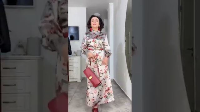 Элегантное платье из шелка Элие Сааб.