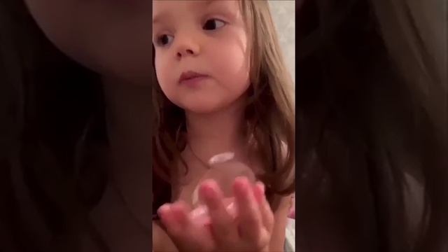 Маленькая девочка, а уже крутой визажист!!! #маленькаядевочка #девочка #визаж #визажист #красивая