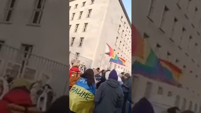 Какой-то дурдом на митинге в Европе, где собрались беглые оппозиционеры и прочий сброд