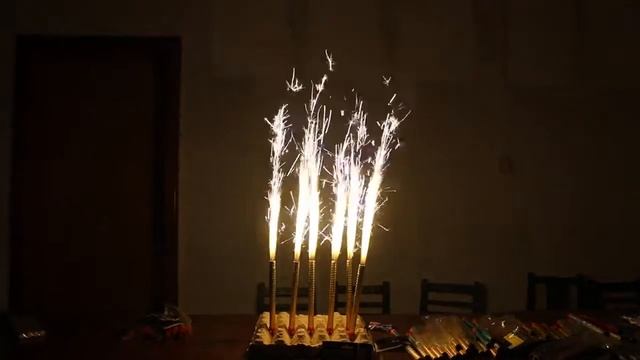 Свечи в торт -Favorite Pyro Group-TKF637 - дл 18см. - вр раб 50 сек. - выс искр 50см. - в упак 6 шт
