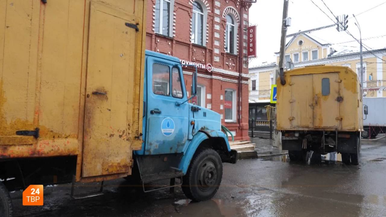Ликвидируют аварию на проспекте