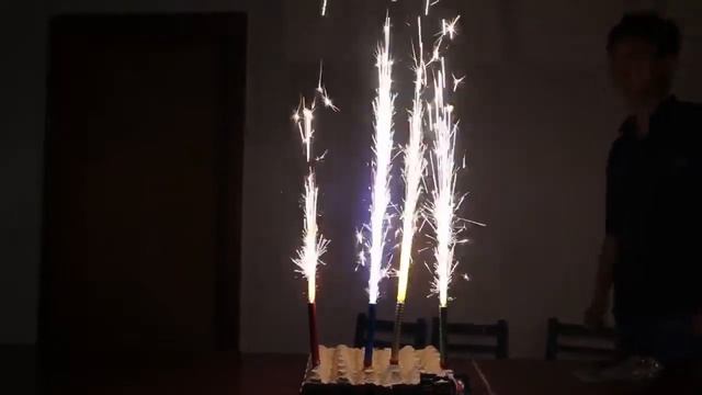 Свечи в торт -Favorite Pyro Group- TKR358 - дл 12см. - вр раб 40сек. - выс искр 40 см. - в упак 4шт