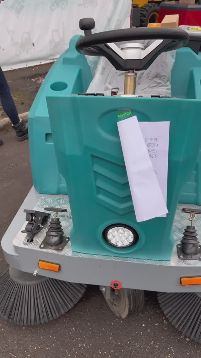 Подметательно-уборочная машина LM1500