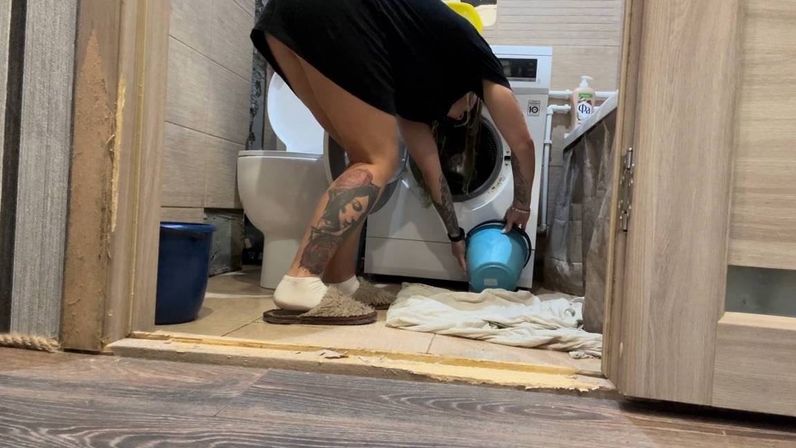 ПРОСТИТЕ что постоянно СВЕТИЛА трусами. СТЫДНО! Чиню сама СТИРАЛКУ и УНИТАЗ! Вся в говне. Всё течёт.