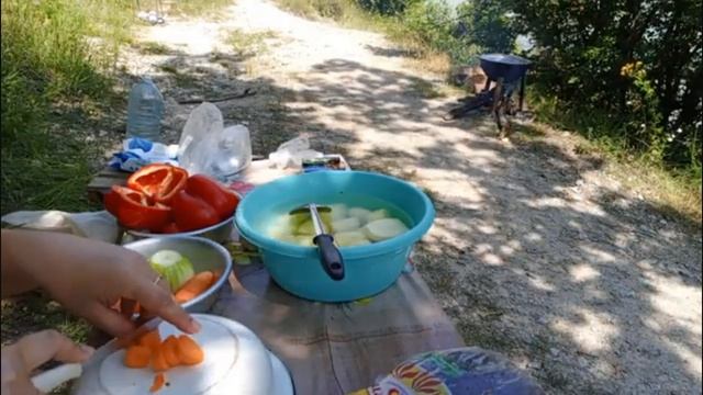 Шурпа в казане на костре