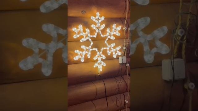 Как украсить участок к Новому году с помощью иллюминации!