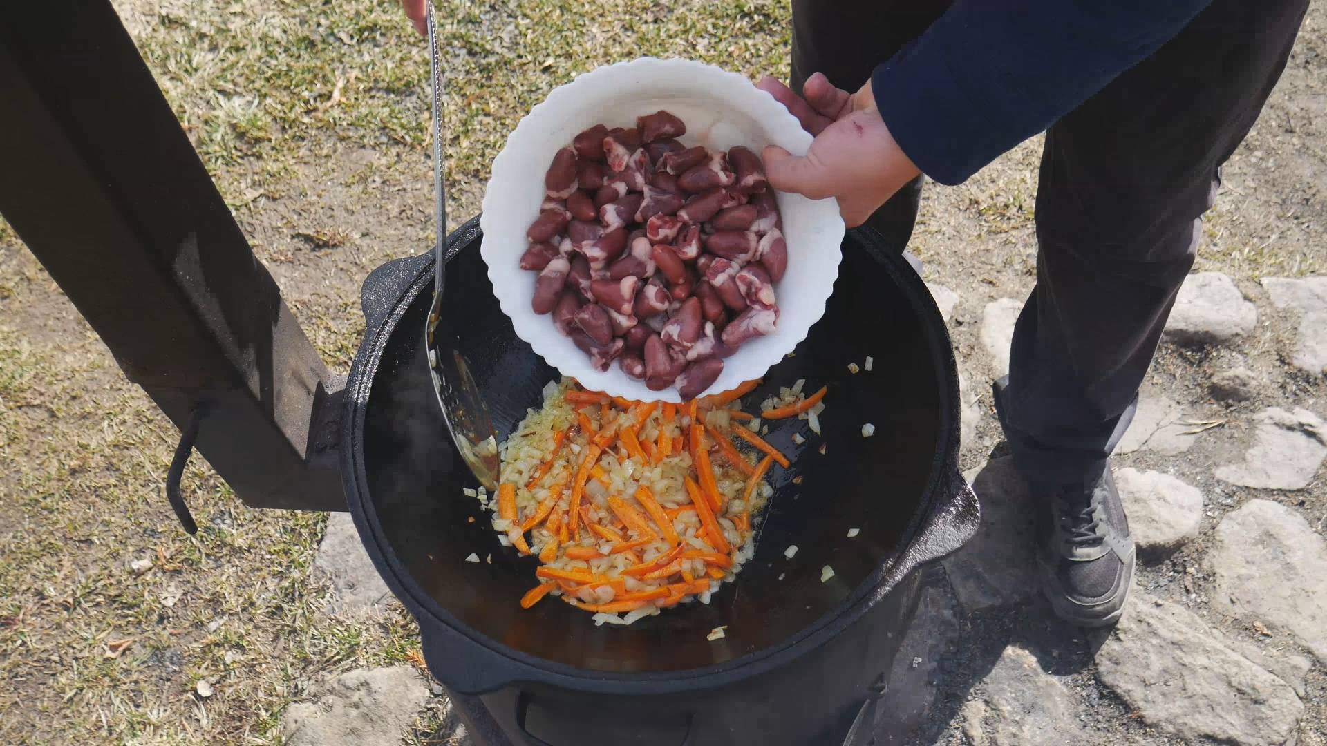 Жаркое с куриными сердечками в казане на костре