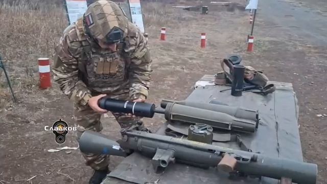 Движение вперед наших войск приводит к захвату складов и применению трофейного оружия против врага.