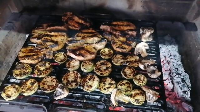 Мясо с овощами на решётке гриль