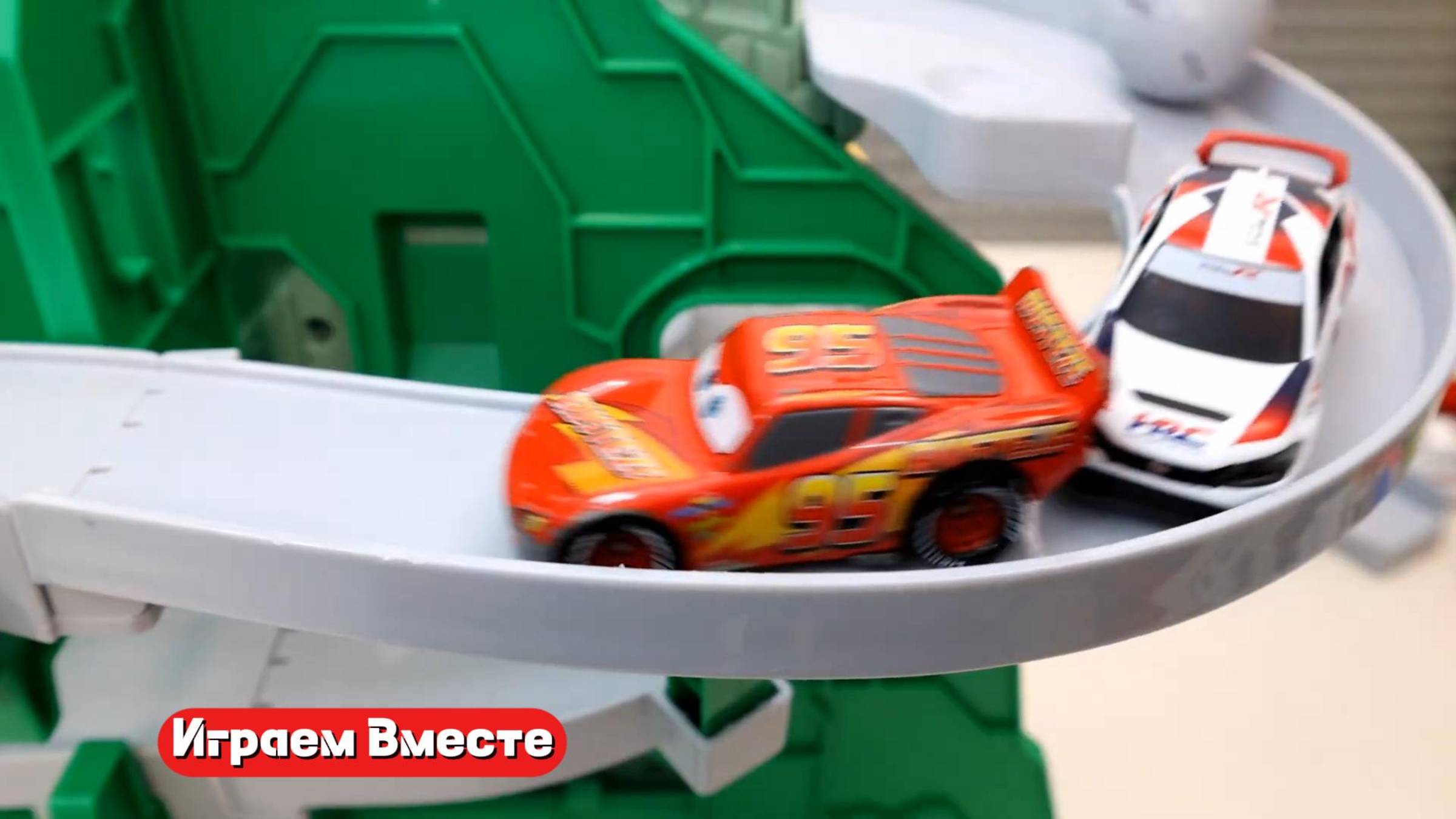 Машинки из мультика Тачки ! Строим гоночную трассу !