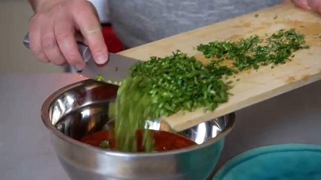 Это лучшая свинина в вашей жизни! Рецепт свинины по-грузински и сацебели..mp4