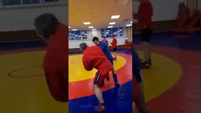 захват за 2 рукава , вырыв ноги