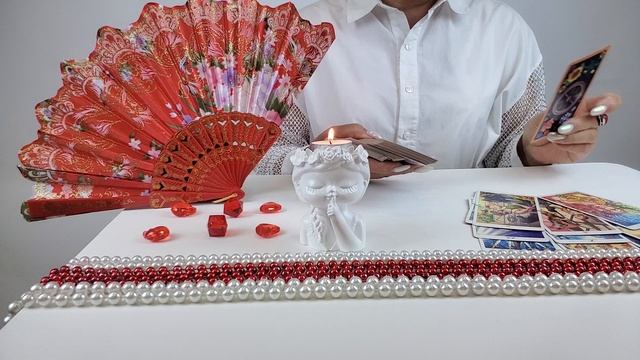 Кто в вашей жизни появился не случайно?Карты таро.