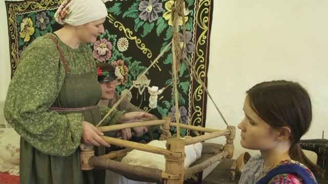 Колыбельная "Лодочка" исполняет фольклорный семейный ансамбль "Родня"