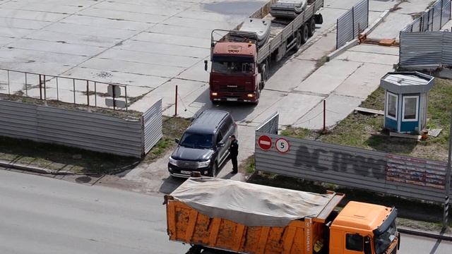 Кто и куда вывозит с Омского метро "Заречная"?