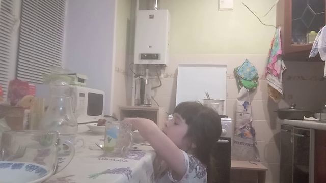 когда воруешь из школьной столовке но понимаешь что пора бежать😨