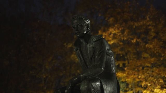 Памятник М.Ю. Лермонтову в парке в Лермонтове.
