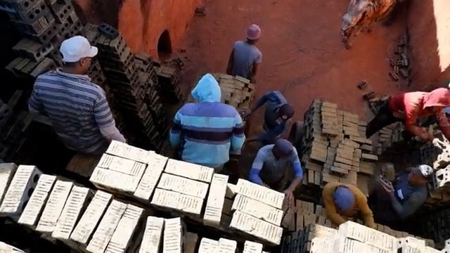 Изготовление кирпичей путем обжига глины